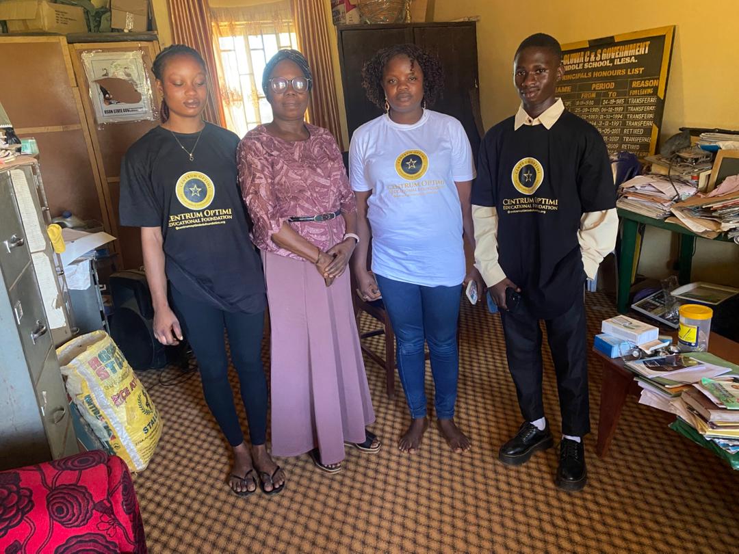 Volunteers with the principal of Ife-Oluwa C&S High School, Ilesa west local government. Osun state.